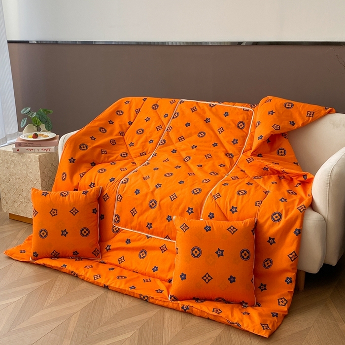 91家纺网 家纺一手货源 找家纺 新奇异 2025新款雏菊秘境系列抱枕被 新泽西-橙色