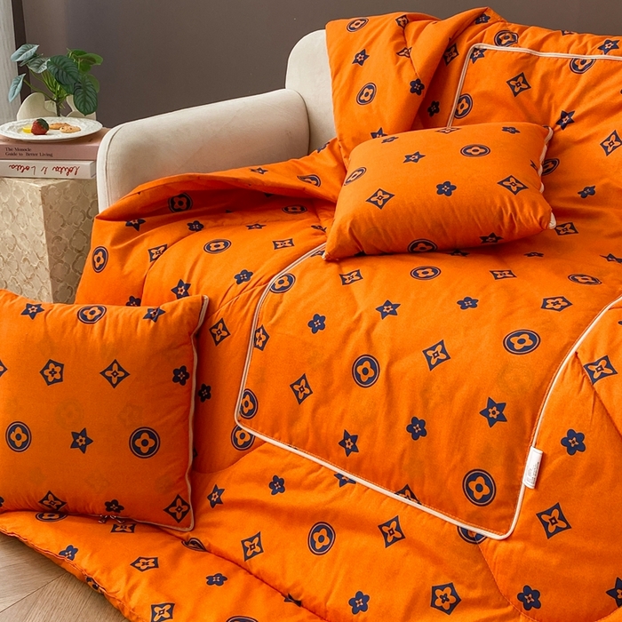 91家纺网 家纺一手货源 找家纺 新奇异 2025新款雏菊秘境系列抱枕被 新泽西-橙色