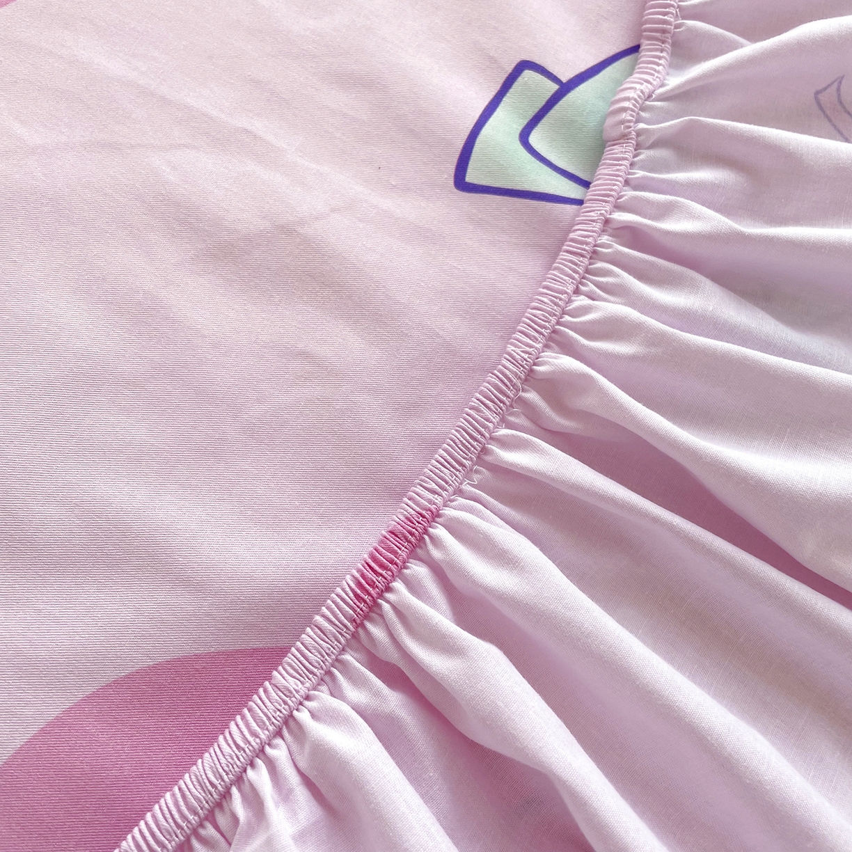 91家纺网 家纺一手货源 找家纺 浩诚2025新款三丽欧专版花型全棉纯棉床笠 甜莓