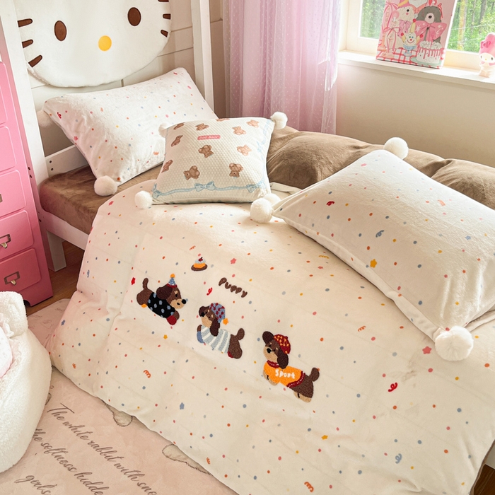 91家纺网 家纺一手货源 找家纺 川悦生活 2025新款绣花牛奶绒毛巾绣四件套-小床 奶昔腊肠