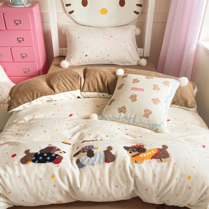 91家纺网 家纺一手货源 找家纺 川悦生活 2025新款绣花牛奶绒毛巾绣四件套-小床 奶昔腊肠