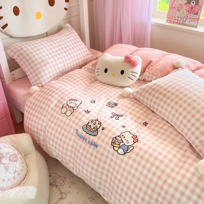 91家纺网 家纺一手货源 找家纺 川悦生活 2025新款绣花牛奶绒毛巾绣四件套-小床 蛋糕小喵