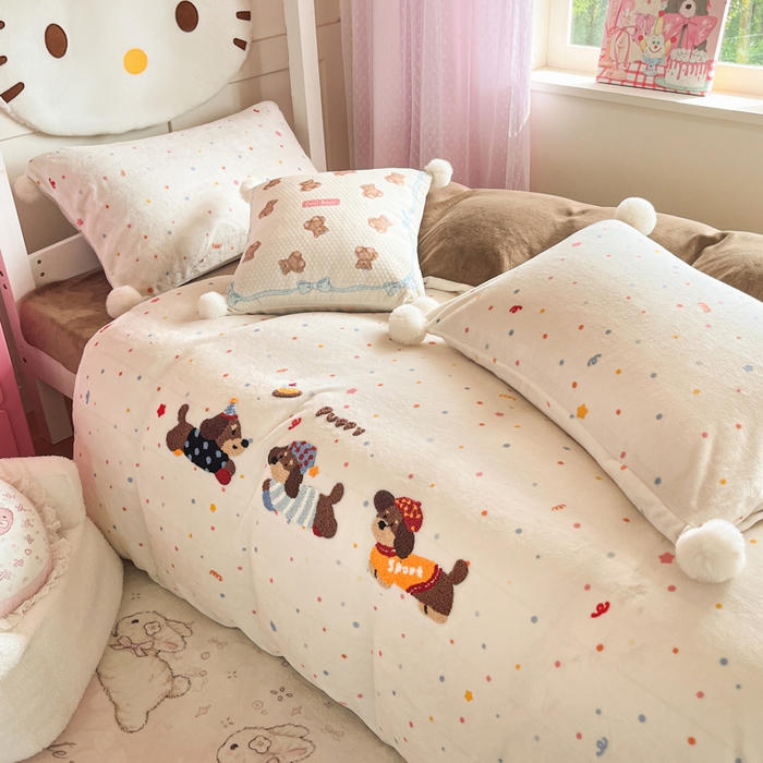 91家纺网 家纺一手货源 找家纺 川悦生活 2025新款绣花牛奶绒毛巾绣四件套-小床 奶昔腊肠