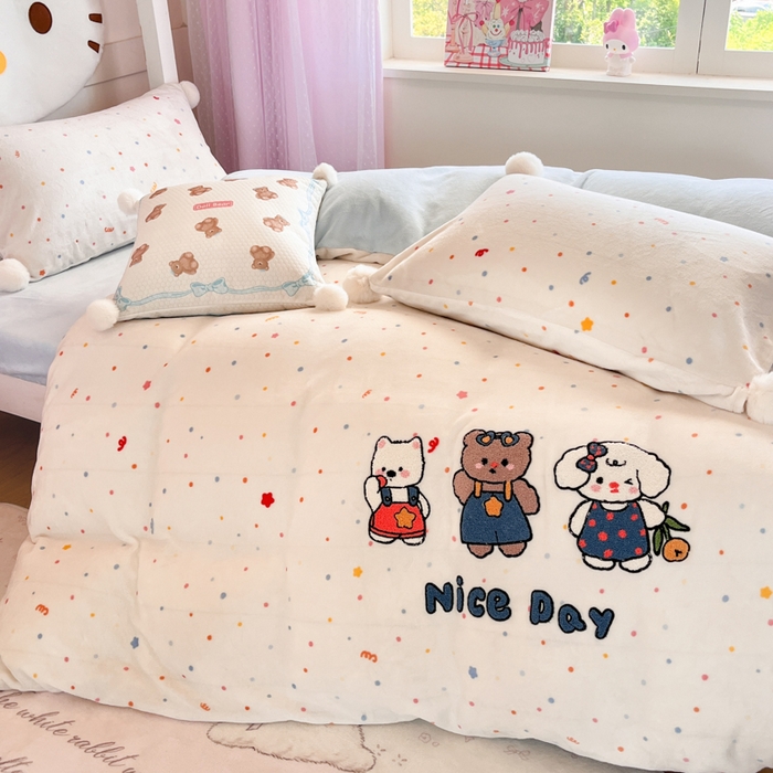 91家纺网 家纺一手货源 找家纺 川悦生活 2025新款绣花牛奶绒毛巾绣四件套-小床 快乐好友派