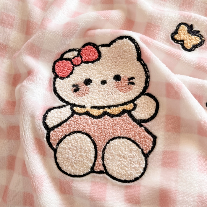 91家纺网 家纺一手货源 找家纺 川悦生活 2025新款绣花牛奶绒毛巾绣四件套-小床 蛋糕小喵