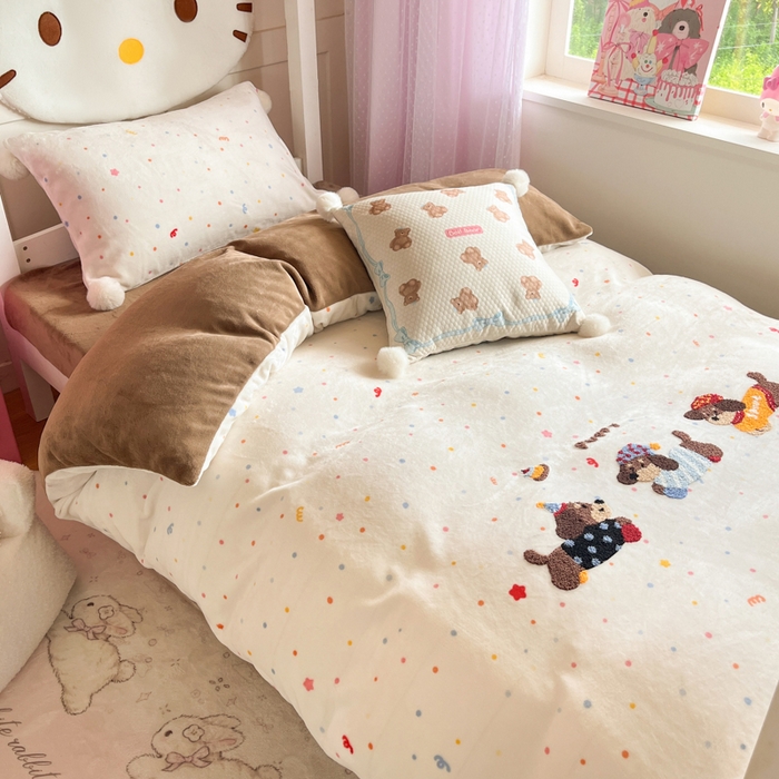 91家纺网 家纺一手货源 找家纺 川悦生活 2025新款绣花牛奶绒毛巾绣四件套-小床 奶昔腊肠