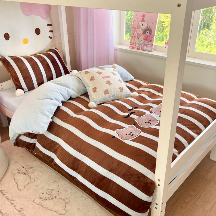 91家纺网 家纺一手货源 找家纺 川悦生活 2025新款绣花牛奶绒毛巾绣四件套-小床 咖布小熊