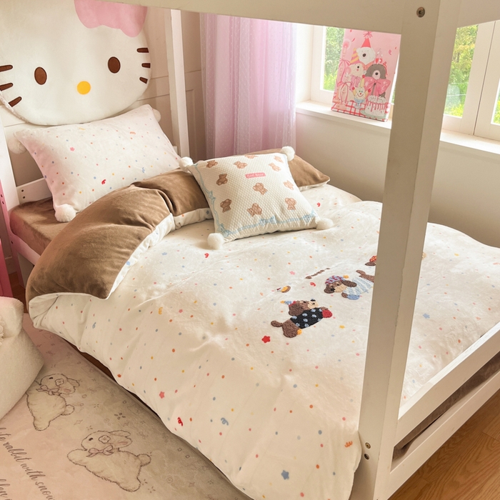 91家纺网 家纺一手货源 找家纺 川悦生活 2025新款绣花牛奶绒毛巾绣四件套-小床 奶昔腊肠