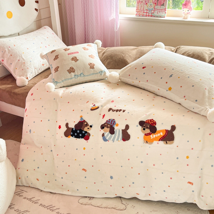 91家纺网 家纺一手货源 找家纺 川悦生活 2025新款绣花牛奶绒毛巾绣四件套-小床 奶昔腊肠