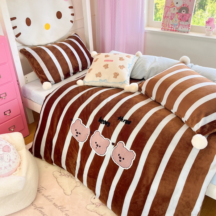 91家纺网 家纺一手货源 找家纺 川悦生活 2025新款绣花牛奶绒毛巾绣四件套-小床 咖布小熊