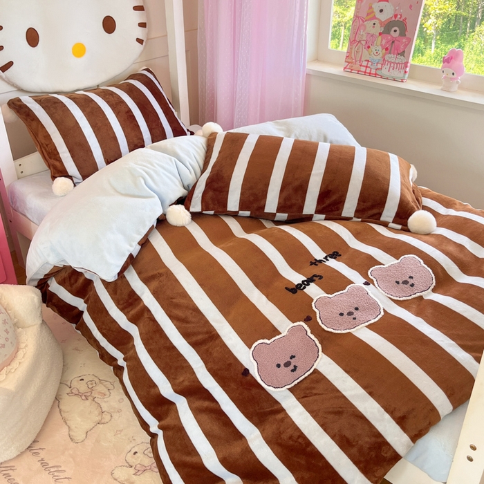 91家纺网 家纺一手货源 找家纺 川悦生活 2025新款绣花牛奶绒毛巾绣四件套-小床 咖布小熊