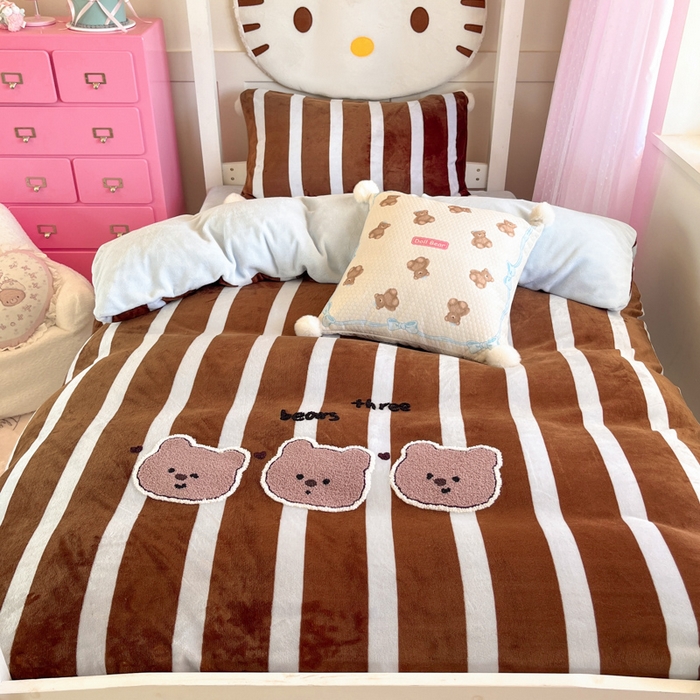 91家纺网 家纺一手货源 找家纺 川悦生活 2025新款绣花牛奶绒毛巾绣四件套-小床 咖布小熊