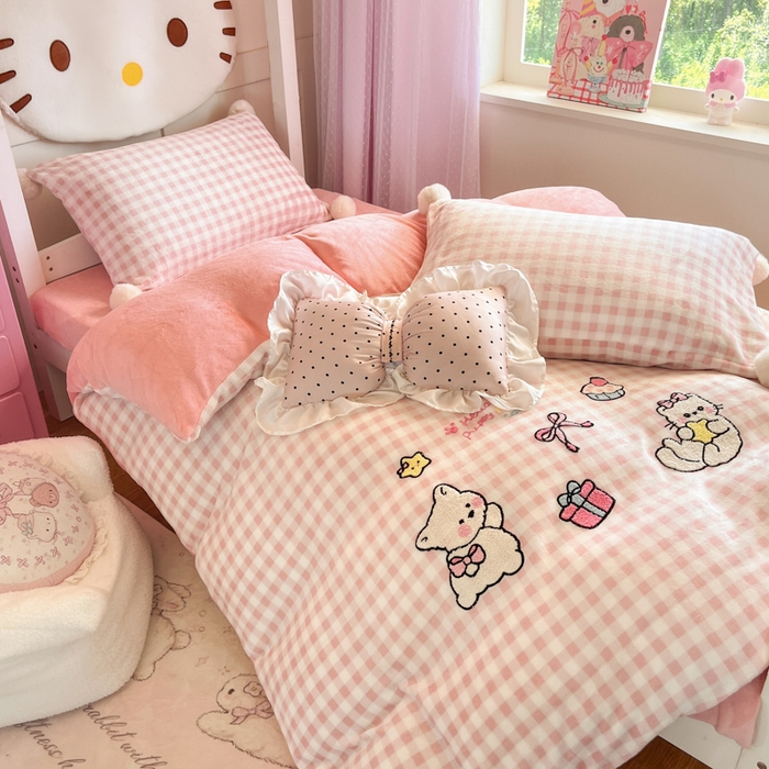 91家纺网 家纺一手货源 找家纺 川悦生活 2025新款绣花牛奶绒毛巾绣四件套-小床 甜蜜一家