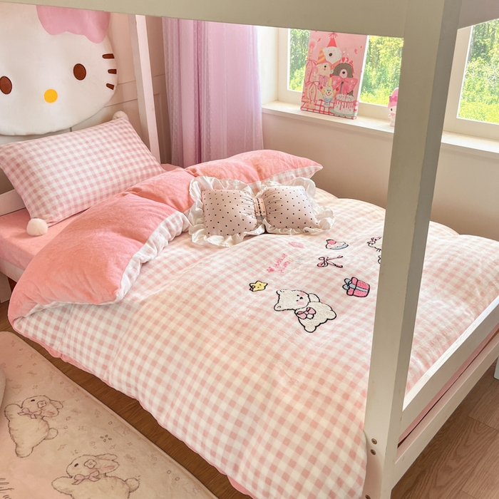 91家纺网 家纺一手货源 找家纺 川悦生活 2025新款绣花牛奶绒毛巾绣四件套-小床 甜蜜一家