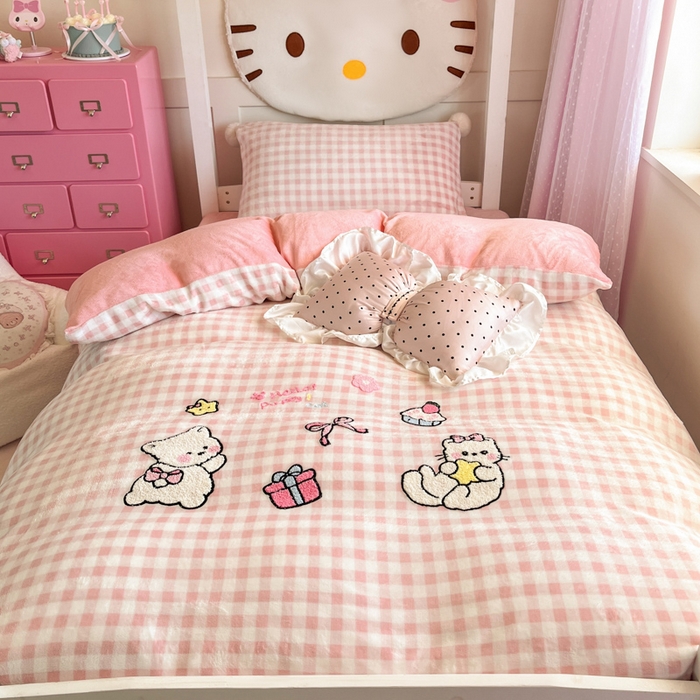 91家纺网 家纺一手货源 找家纺 川悦生活 2025新款绣花牛奶绒毛巾绣四件套-小床 甜蜜一家