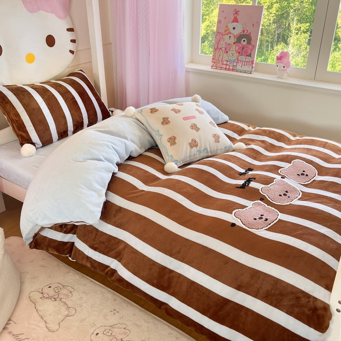 91家纺网 家纺一手货源 找家纺 川悦生活 2025新款绣花牛奶绒毛巾绣四件套-小床 咖布小熊