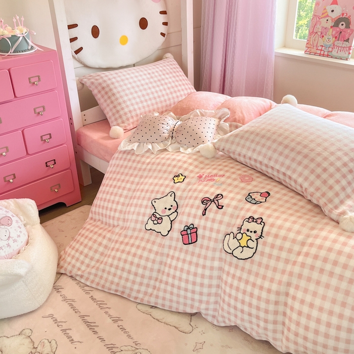 91家纺网 家纺一手货源 找家纺 川悦生活 2025新款绣花牛奶绒毛巾绣四件套-小床 甜蜜一家