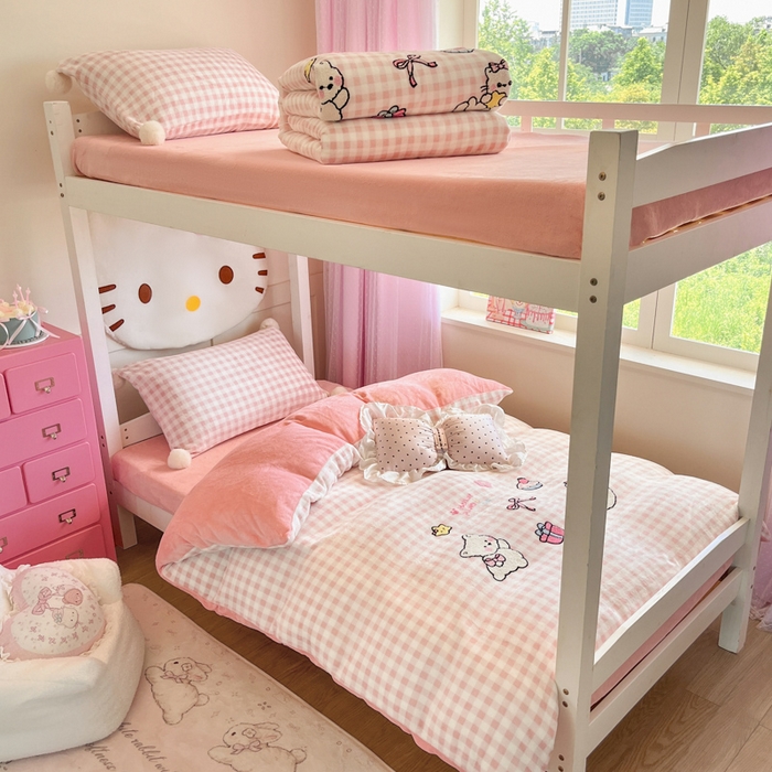 91家纺网 家纺一手货源 找家纺 川悦生活 2025新款绣花牛奶绒毛巾绣四件套-小床 甜蜜一家