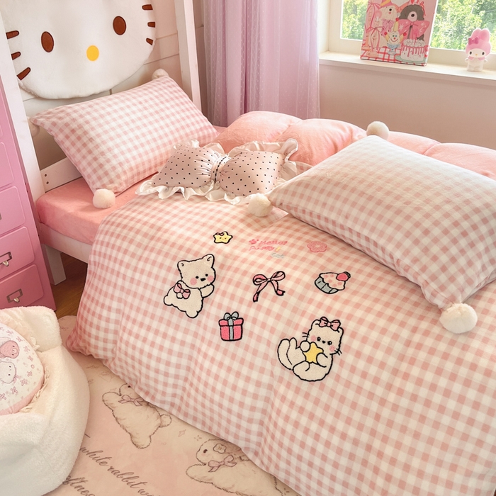 91家纺网 家纺一手货源 找家纺 川悦生活 2025新款绣花牛奶绒毛巾绣四件套-小床 甜蜜一家