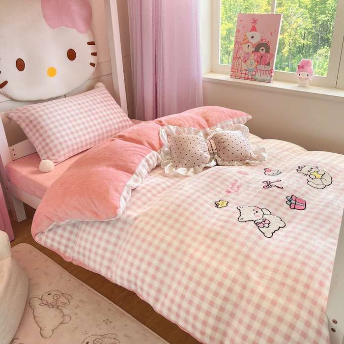 91家纺网 家纺一手货源 找家纺 川悦生活 2025新款绣花牛奶绒毛巾绣四件套-小床 甜蜜一家