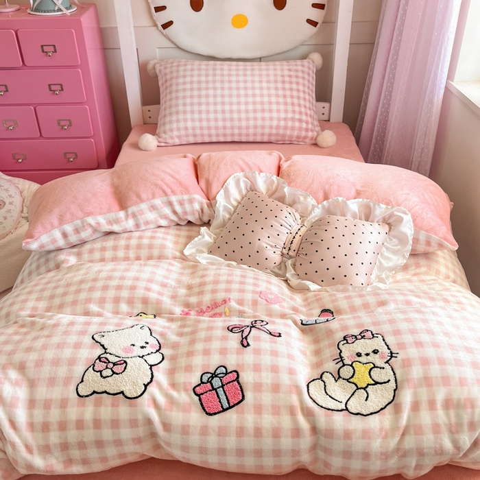 91家纺网 家纺一手货源 找家纺 川悦生活 2025新款绣花牛奶绒毛巾绣四件套-小床 甜蜜一家