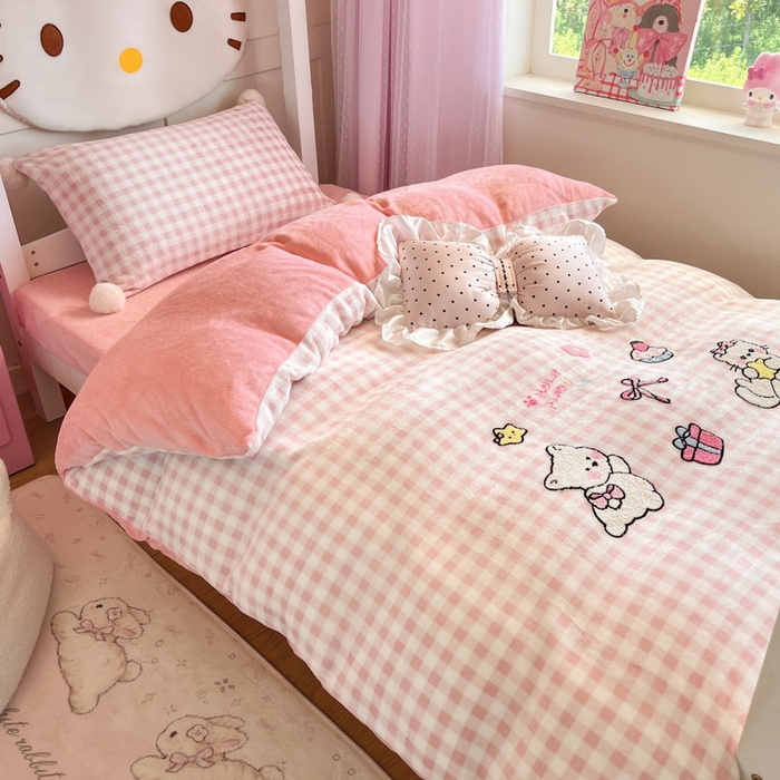 91家纺网 家纺一手货源 找家纺 川悦生活 2025新款绣花牛奶绒毛巾绣四件套-小床 甜蜜一家