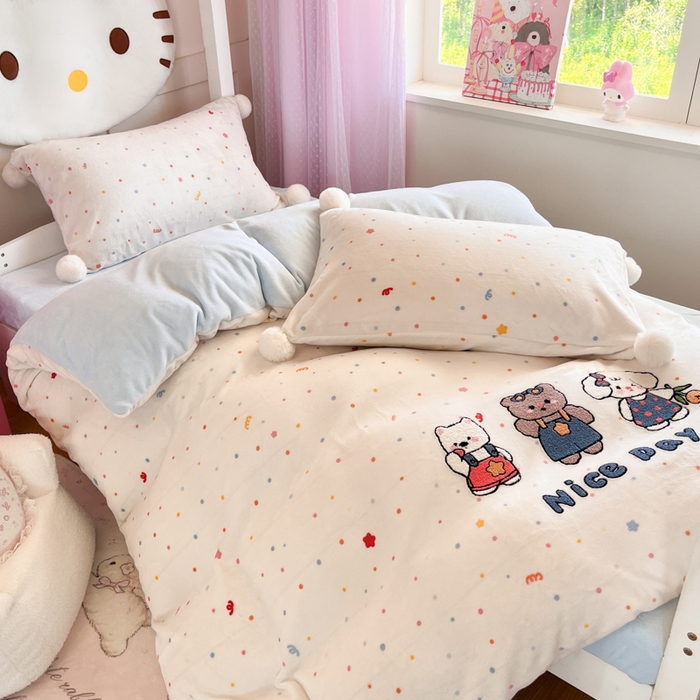 91家纺网 家纺一手货源 找家纺 川悦生活 2025新款绣花牛奶绒毛巾绣四件套-小床 快乐好友派