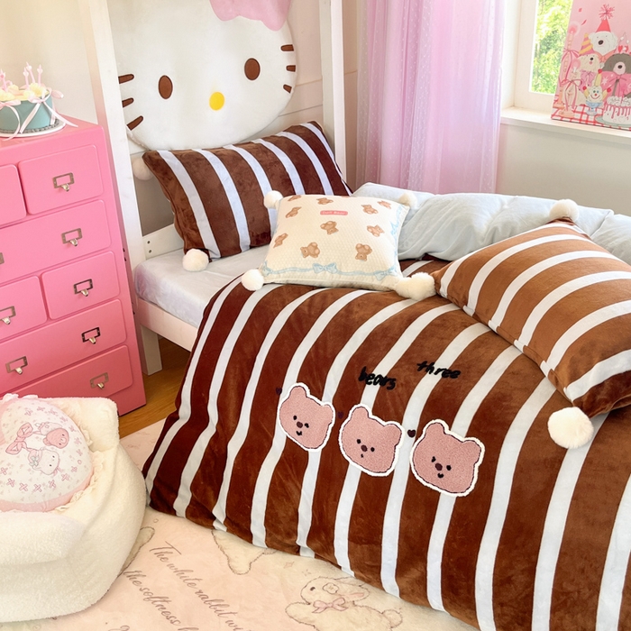 91家纺网 家纺一手货源 找家纺 川悦生活 2025新款绣花牛奶绒毛巾绣四件套-小床 咖布小熊