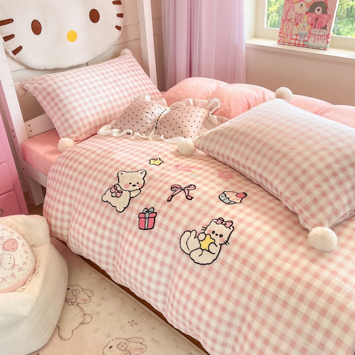 91家纺网 家纺一手货源 找家纺 川悦生活 2025新款绣花牛奶绒毛巾绣四件套-小床 甜蜜一家