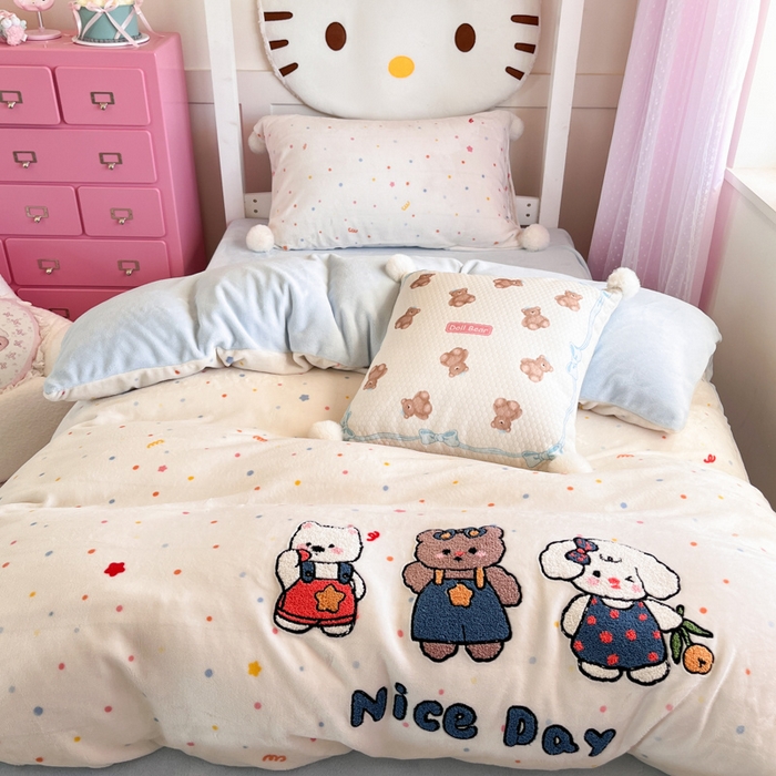 91家纺网 家纺一手货源 找家纺 川悦生活 2025新款绣花牛奶绒毛巾绣四件套-小床 快乐好友派