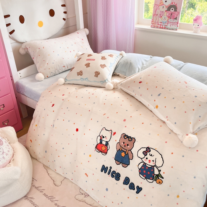 91家纺网 家纺一手货源 找家纺 川悦生活 2025新款绣花牛奶绒毛巾绣四件套-小床 快乐好友派