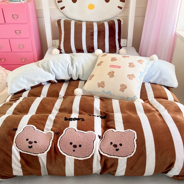 91家纺网 家纺一手货源 找家纺 川悦生活 2025新款绣花牛奶绒毛巾绣四件套-小床 咖布小熊