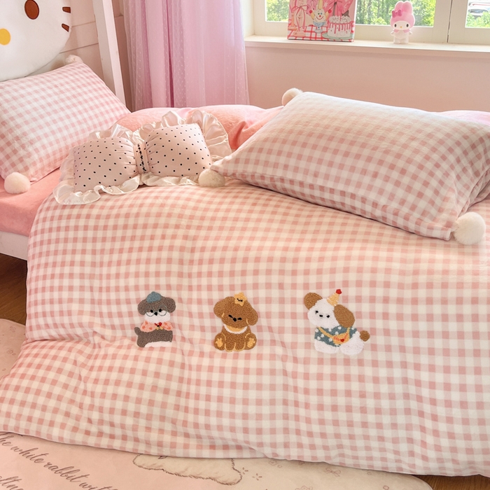 91家纺网 家纺一手货源 找家纺 川悦生活 2025新款绣花牛奶绒毛巾绣四件套-小床 幸福小奶狗