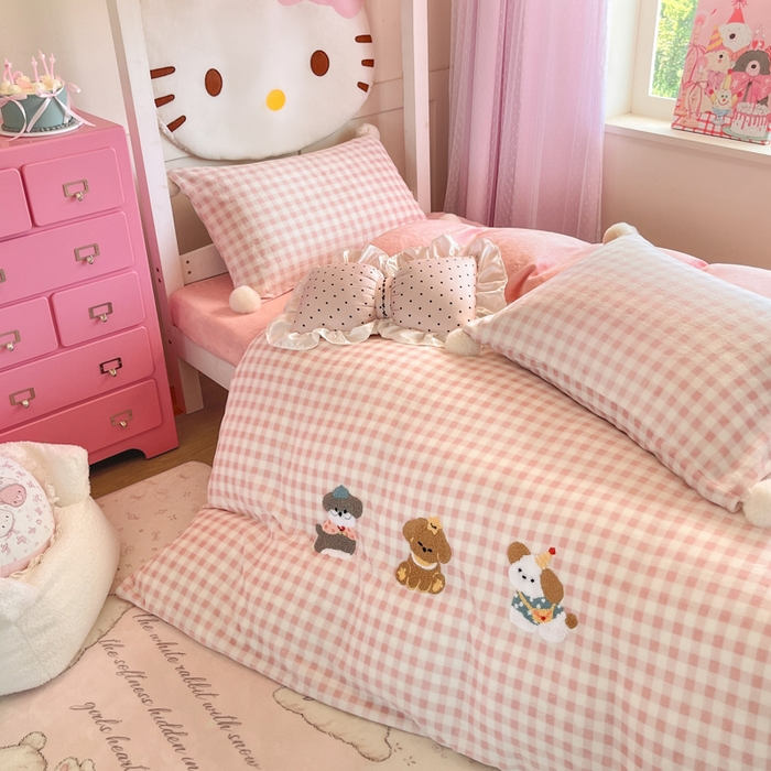 91家纺网 家纺一手货源 找家纺 川悦生活 2025新款绣花牛奶绒毛巾绣四件套-小床 幸福小奶狗