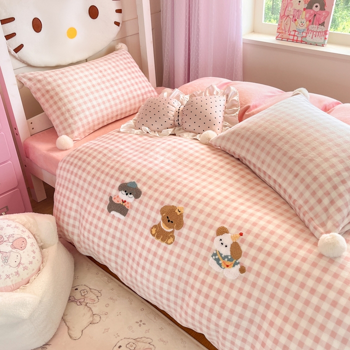 91家纺网 家纺一手货源 找家纺 川悦生活 2025新款绣花牛奶绒毛巾绣四件套-小床 幸福小奶狗