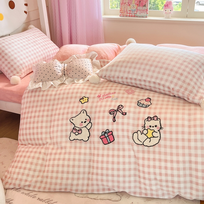 91家纺网 家纺一手货源 找家纺 川悦生活 2025新款绣花牛奶绒毛巾绣四件套-小床 甜蜜一家