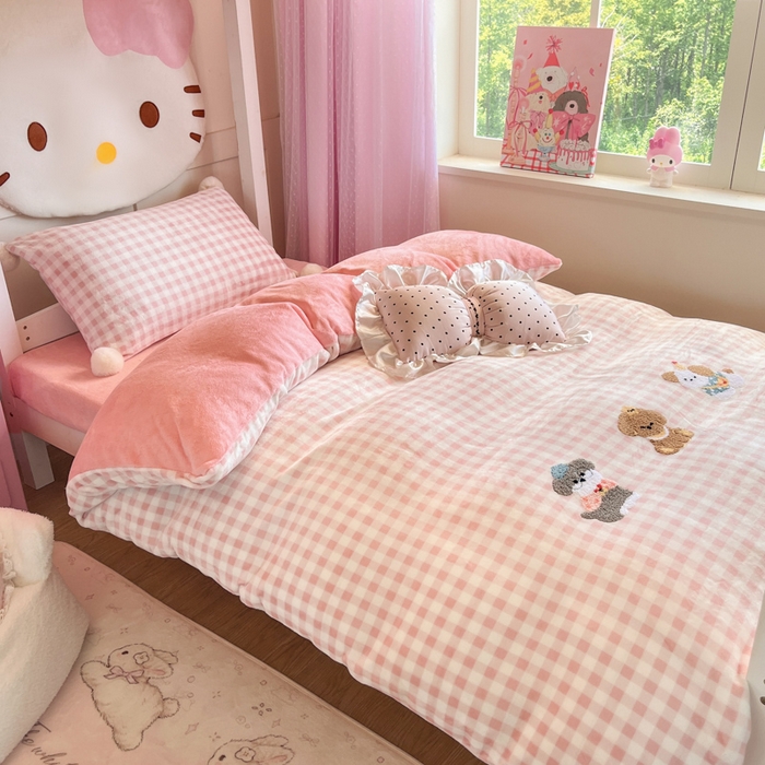 91家纺网 家纺一手货源 找家纺 川悦生活 2025新款绣花牛奶绒毛巾绣四件套-小床 幸福小奶狗