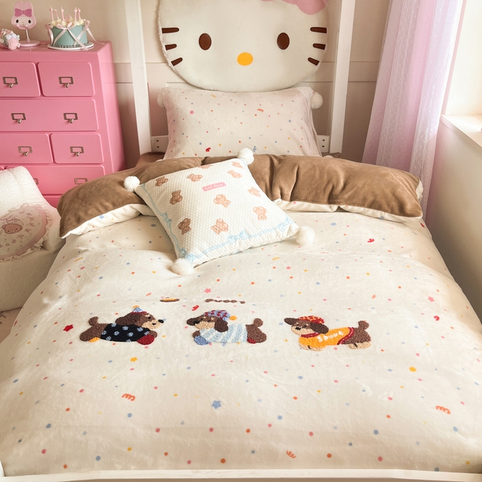 91家纺网 家纺一手货源 找家纺 川悦生活 2025新款绣花牛奶绒毛巾绣四件套-小床 奶昔腊肠