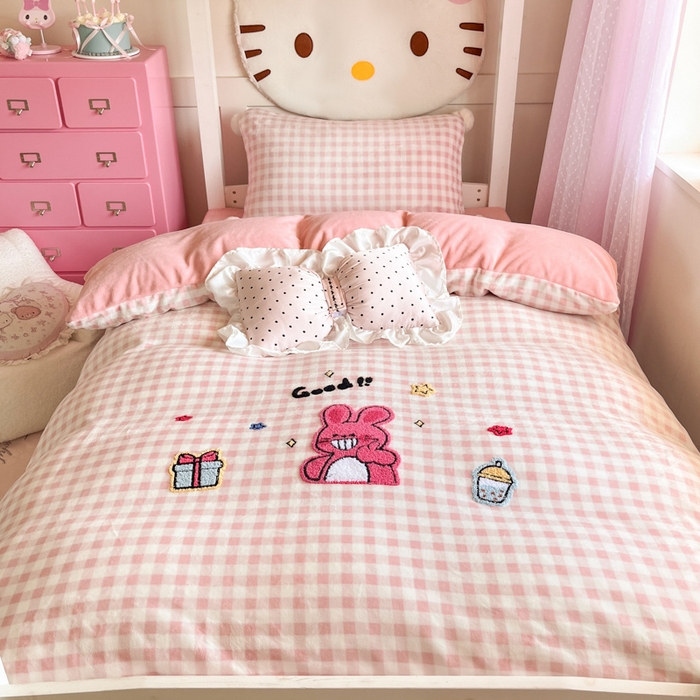 91家纺网 家纺一手货源 找家纺 川悦生活 2025新款绣花牛奶绒毛巾绣四件套-小床 甜茶小兔