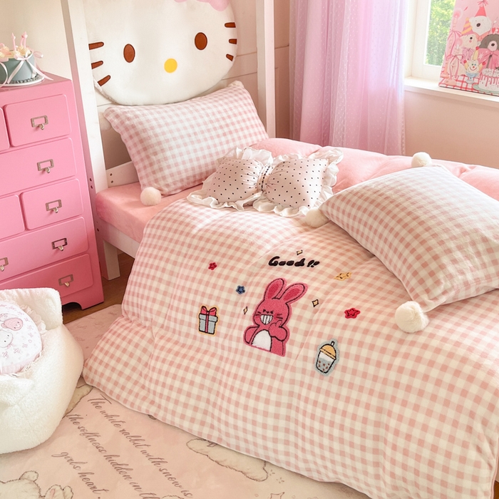 91家纺网 家纺一手货源 找家纺 川悦生活 2025新款绣花牛奶绒毛巾绣四件套-小床 甜茶小兔