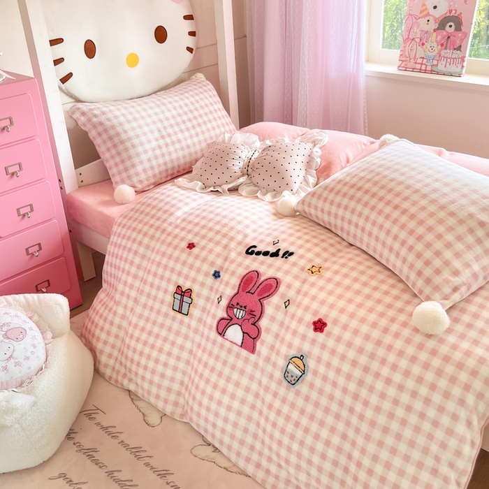 91家纺网 家纺一手货源 找家纺 川悦生活 2025新款绣花牛奶绒毛巾绣四件套-小床 甜茶小兔