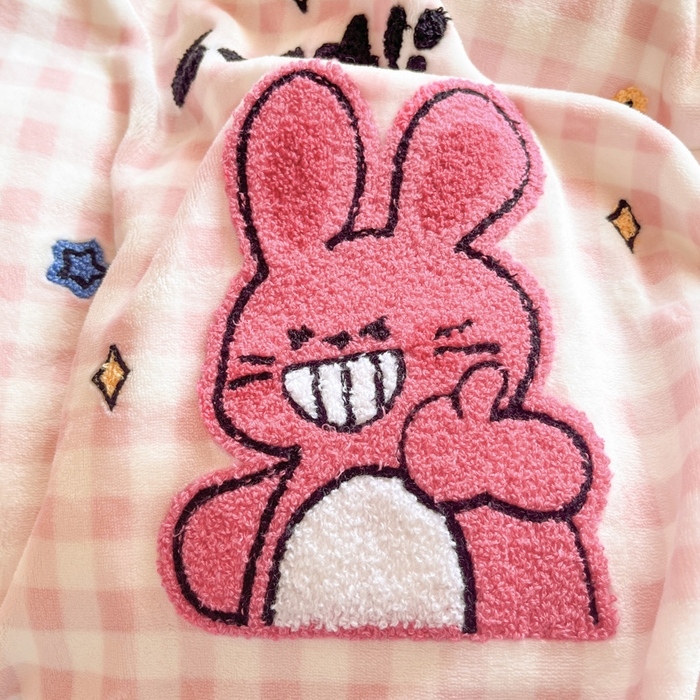 91家纺网 家纺一手货源 找家纺 川悦生活 2025新款绣花牛奶绒毛巾绣四件套-小床 甜茶小兔