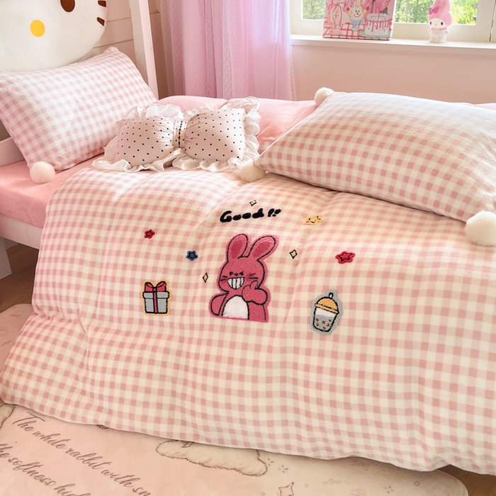 91家纺网 家纺一手货源 找家纺 川悦生活 2025新款绣花牛奶绒毛巾绣四件套-小床 甜茶小兔