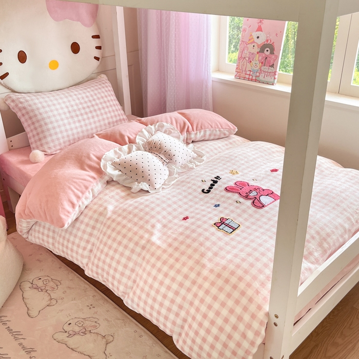 91家纺网 家纺一手货源 找家纺 川悦生活 2025新款绣花牛奶绒毛巾绣四件套-小床 甜茶小兔