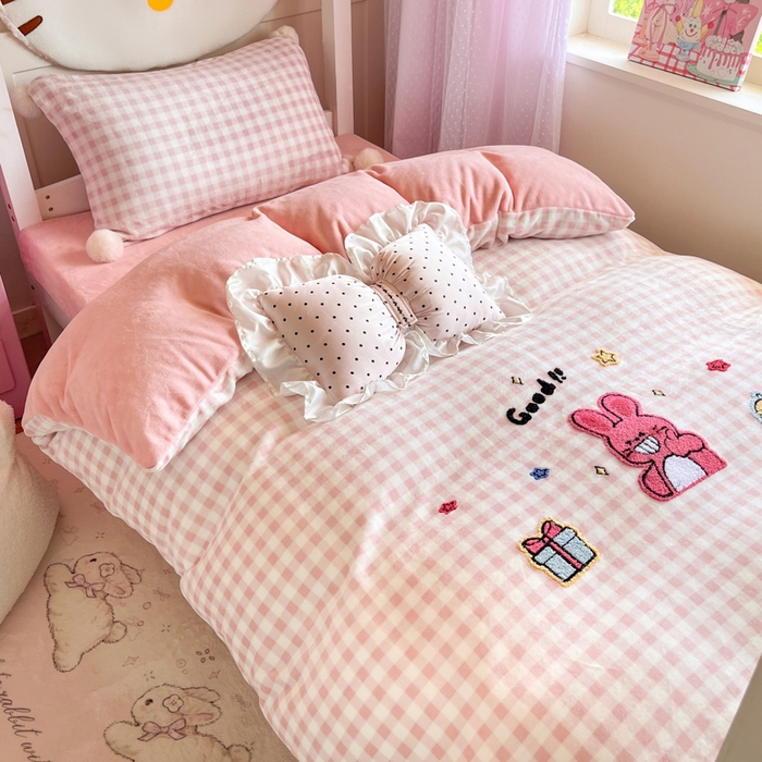 91家纺网 家纺一手货源 找家纺 川悦生活 2025新款绣花牛奶绒毛巾绣四件套-小床 甜茶小兔