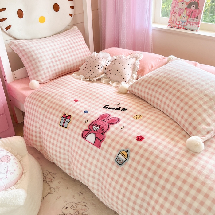 91家纺网 家纺一手货源 找家纺 川悦生活 2025新款绣花牛奶绒毛巾绣四件套-小床 甜茶小兔