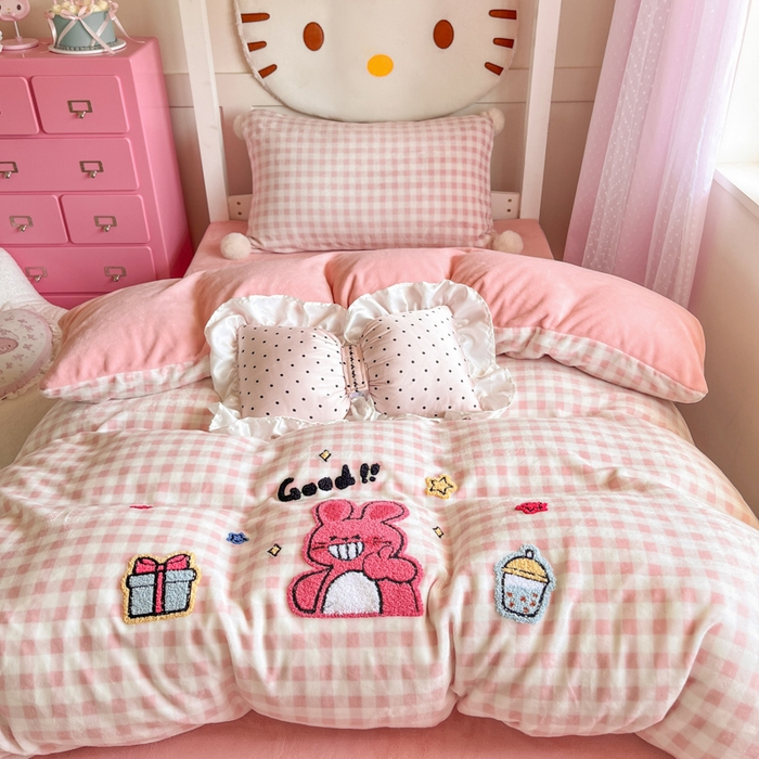 91家纺网 家纺一手货源 找家纺 川悦生活 2025新款绣花牛奶绒毛巾绣四件套-小床 甜茶小兔