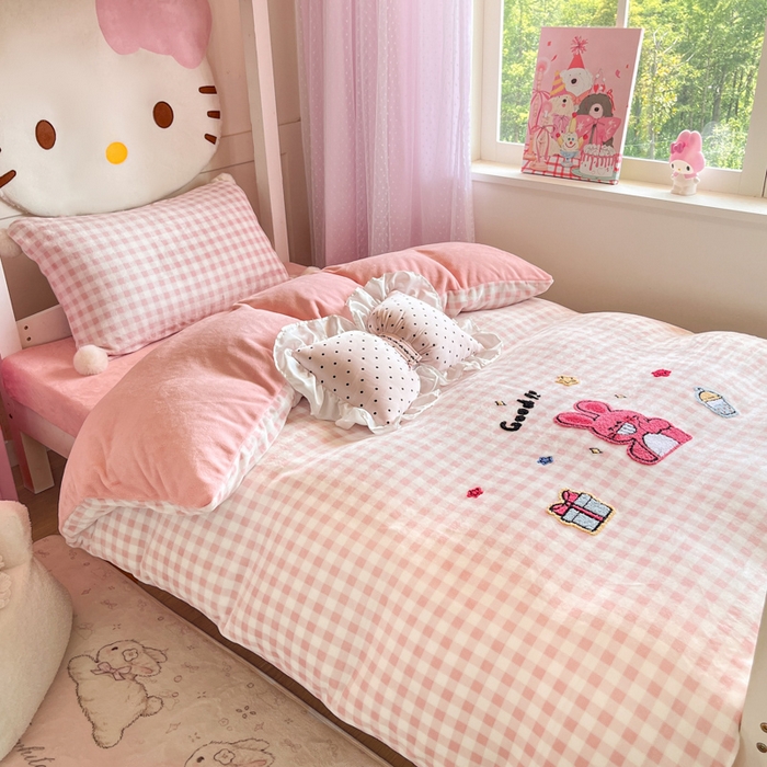 91家纺网 家纺一手货源 找家纺 川悦生活 2025新款绣花牛奶绒毛巾绣四件套-小床 甜茶小兔