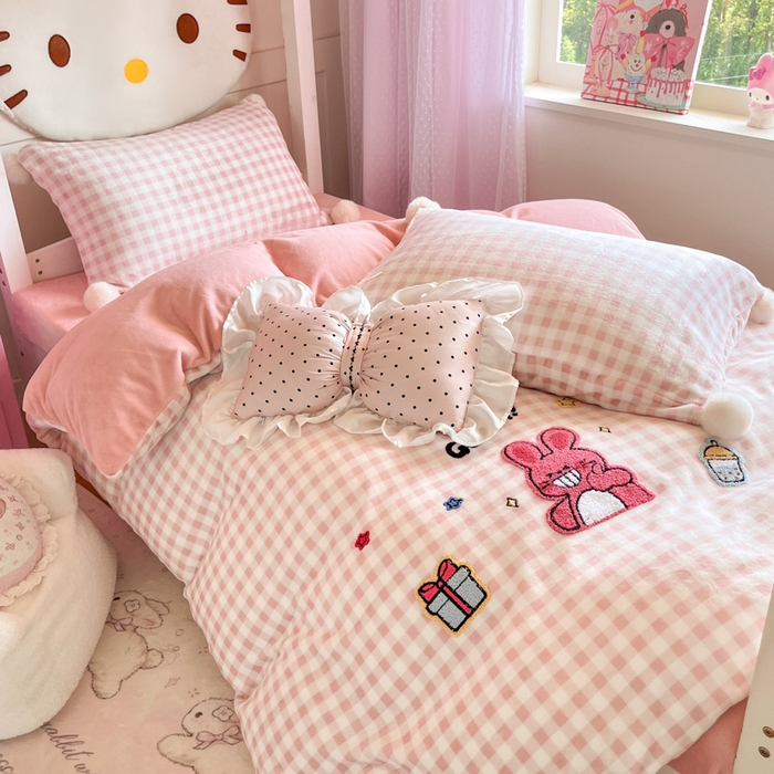 91家纺网 家纺一手货源 找家纺 川悦生活 2025新款绣花牛奶绒毛巾绣四件套-小床 甜茶小兔