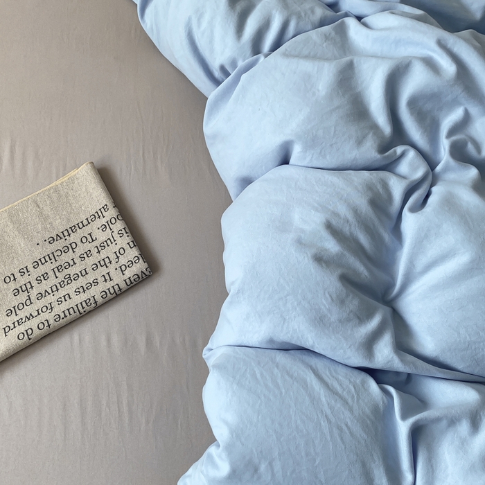 91家纺网 家纺一手货源 找家纺 夜笙家纺 2025新款水洗棉纯色双拼四件套 双拼-天空蓝灰